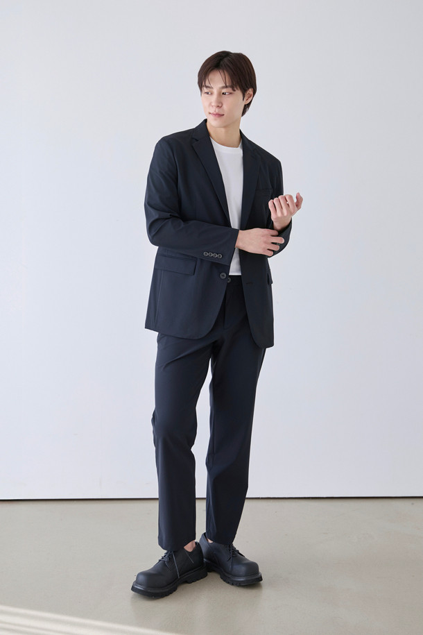 [아주편한] 온라인 익스클루시브 워셔블 아편 SUIT(수트) 슬랙스는 남성용 슬랙스로, 여름철 오피스룩과 비즈니스 캐주얼에 적합합니다. 미니멀하고 베이직한 스타일로, 릴랙스 핏과 긴 기장으로 편안한 착용감을 제공합니다. 블랙 컬러의 무지 디자인에 트리코트 소재를 사용하여 구김이 적고, 생활 방수 및 스트레치 기능으로 활동성을 높였습니다. 사이드 히든 밴딩으로 편안함을 더하고, 메쉬 안감, 속단추 디테일, 휴대성 및 통기성을 갖춘 실용적인 슬랙스입니다.
