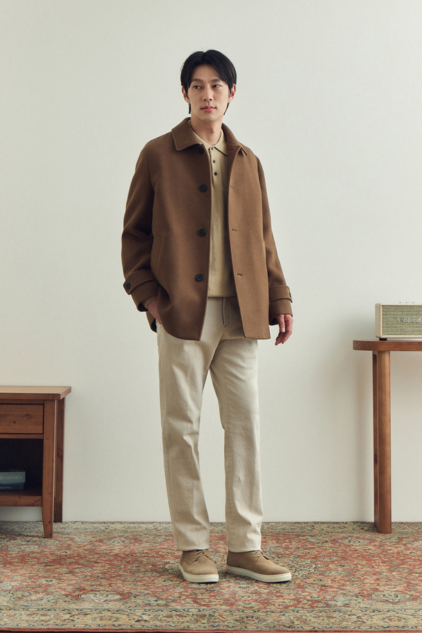 세련된 트윌 조직 하프 코트입니다. 남성용으로, 베이지와 브라운 두 가지 컬러로 만나보실 수 있습니다. 겨울철 보온성을 책임지는 두꺼운 울 소재에 퀼팅 안감으로 마감하여 따뜻함을 더했습니다. 세미 오버 핏으로 제작되어 편안하면서도 모던한 스타일을 연출하며, 코듀로이 배색, 지그재그 장식 스티치, 사선 포켓 등 섬세한 디테일이 돋보입니다. 겨울 데일리룩, 데이트룩, 모임룩 등 다양한 TPO에 활용하기 좋으며, 캐주얼, 클래식, 미니멀 스타일을 즐겨 입는 분들께 추천합니다.
