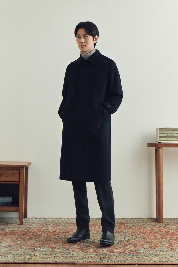 남성용 울/캐시미어 블렌디드 롱 싱글 코트입니다. 미니멀하고 클래식한 무드를 연출하며, 겨울철 일상, 오피스룩, 비즈니스 캐주얼에 적합합니다. 부드러운 촉감의 두꺼운 울과 캐시미어 혼방 소재로 제작되었으며, 히든 버튼 여밈 방식과 레귤러핏 또는 세미오버핏으로 편안한 착용감을 제공합니다. 롱 기장의 블랙 컬러 무지 코트로, 퀼팅 안감, 사선 포켓, 칼라 뒷면 코듀로이 배색, 지그재그 장식 스티치, 안주머니, 등판 테이프 장식 등 디테일이 돋보입니다. 긴 소매 기장으로 보온성을 높였습니다.
