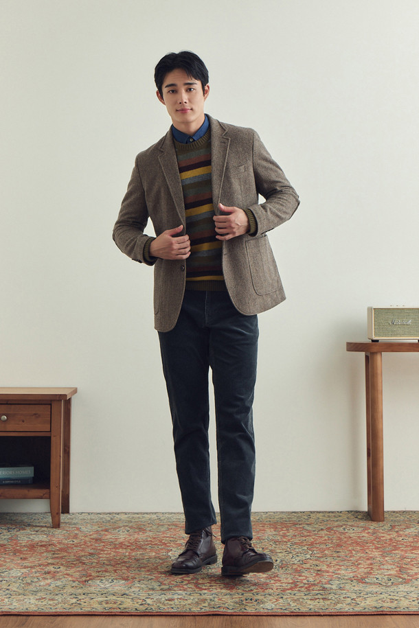 겨울철 따뜻함과 스타일을 책임질 [헌팅자켓] 울블렌디드 헤링본 헌팅 재킷입니다. 베이지와 카키 두 가지 색상으로 출시되어, 클래식하면서도 캐주얼한 매력을 선사합니다. 울 소재의 헤링본 패턴으로 고급스러운 질감을 자랑하며, 투버튼 여밈과 레귤러 핏으로 편안한 착용감을 제공합니다. 엘보 패치, 칼라 안쪽 비죠, 아웃포켓 등의 디테일이 돋보이며, 바이린 HAS 충전재와 퀼팅 처리, 전체 안감으로 보온성을 높였습니다. 겨울 데일리룩, 모임룩, 비즈니스 캐주얼 등 다양한 TPO에 활용할 수 있는 실용적인 아이템입니다.
