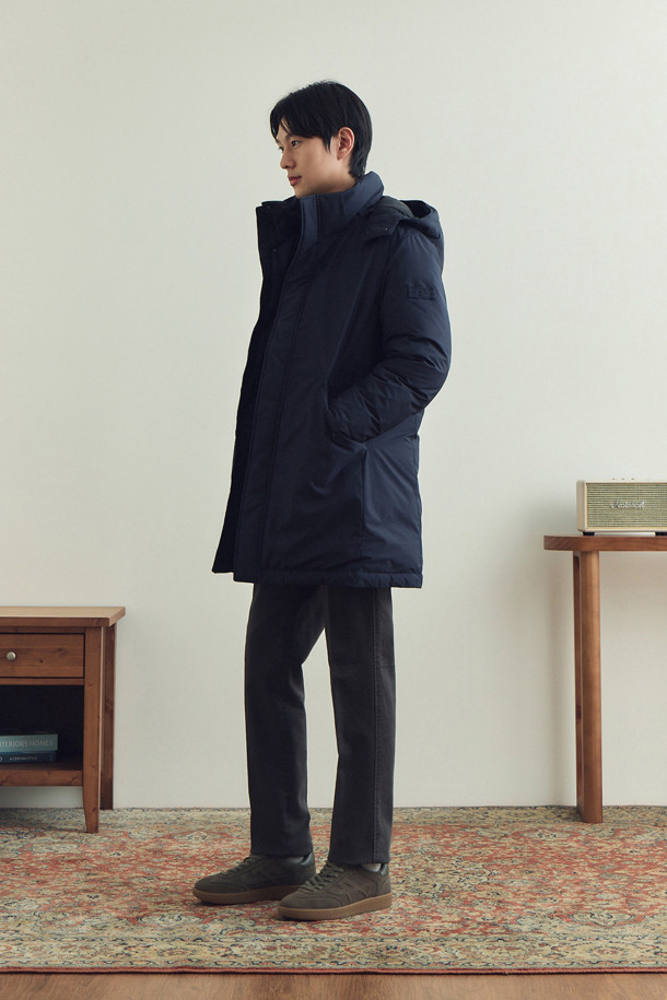 마이크로 프린트 기모 팬츠는 부드러운 촉감과 따뜻함을 선사하는 겨울용 치노 팬츠입니다. 일상과 출근룩, 모임룩 등 다양한 TPO에 활용 가능하며, 베이직, 캐주얼, 미니멀 스타일을 모두 소화합니다. 면과 스판덱스 혼방 소재로 제작되어 편안한 착용감을 제공하며, 신축성이 있어 활동성 또한 보장합니다. 스탠다드핏과 테이퍼드 핏으로 출시되어 체형에 맞는 핏을 선택할 수 있으며, 기모 안감으로 보온성을 높였습니다. 밴딩 처리로 편안함까지 더했습니다.
