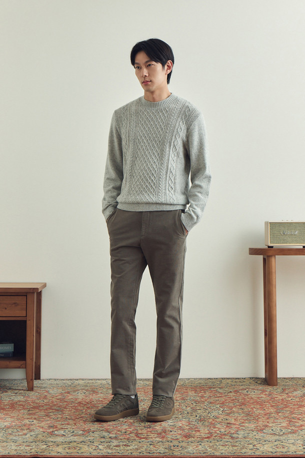 변형 몰스킨 솔리드 기모 팬츠는 부드러운 촉감과 따뜻함을 동시에 느낄 수 있는 겨울철 필수 아이템입니다. 면과 스판덱스 혼방 소재로 제작되어 편안한 착용감을 제공하며, 스탠다드핏으로 어떤 스타일에도 잘 어울립니다. 안감 기모 처리로 보온성을 높였으며, 사이드 히든 밴딩으로 편안함과 활동성을 더했습니다. 무지 디자인에 뒷주머니 가죽 라벨 장식으로 포인트를 주어 캐주얼, 클래식, 미니멀 등 다양한 스타일 연출에 활용 가능합니다. 출근룩과 모임룩으로 모두 적합한 실용적인 팬츠입니다.
