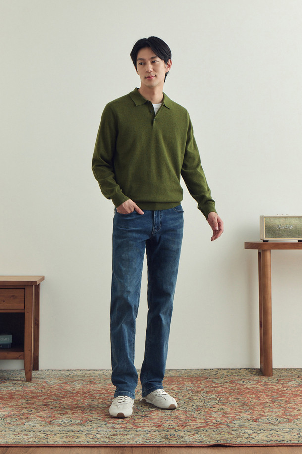 [에센셜스] 스탠다드핏 세로 슬럽 블루 데님은 남성 고객을 위한 베이직 스타일의 데님 팬츠입니다. 봄, 가을에 적합하며, 일상복으로 활용하기 좋습니다. 가먼트워싱 처리로 자연스러운 색감과 부드러운 촉감을 제공하며, 신축성 좋은 데님, 코튼, 스판 소재 혼방으로 편안한 착용감을 선사합니다. 스탠다드핏으로 제작되어 캐주얼, 클래식, 미니멀 스타일 모두 소화 가능하며, 데이트룩, 쇼핑룩에 잘 어울립니다. 동전 주머니의 레드 리벳 장식과 가죽 와펜 디자인으로 포인트를 더했습니다.
