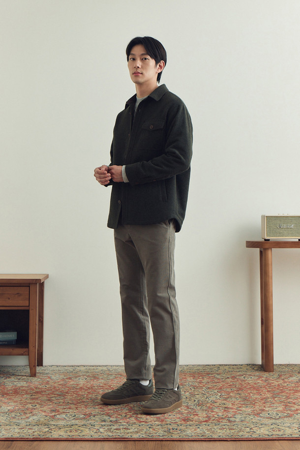 겨울철 스타일을 책임질 남성용 퀼팅 셔켓입니다. 캐주얼, 클래식, 미니멀 스타일을 모두 아우르는 디자인으로, 겨울 데일리룩, 모임룩, 출근룩 등 다양한 TPO에 활용하기 좋습니다. 두꺼운 두께감과 바이린 HAS 충전재 내장으로 뛰어난 보온성을 제공하며, 금속 코팅 단추와 왼쪽 가슴 장식 포켓, 칼라 및 소매 안쪽 배색 디테일이 돋보입니다. 셔켓 특유의 편안한 레귤러핏과 무지 패턴은 어떤 옷에도 쉽게 매치할 수 있도록 돕습니다. 폴리에스테르와 울 혼방 소재로 제작되어 부드러운 터치감을 선사합니다.
