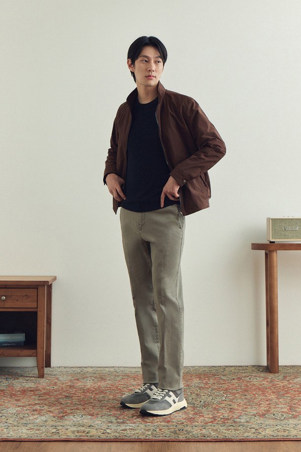 미니멀한 감각을 뽐내는 남성용 브라운 컬러의 해링턴 점퍼입니다. 가을에 어울리는 보통 두께감의 폴리에스테르 소재로 제작되었으며, 부드러운 촉감이 특징입니다. 엉덩이 위 기장으로, 체크 패턴과 레귤러핏이 미니멀하고 베이직한 스타일을 연출합니다. 집업 여밈 방식에 코듀로이 소매 안감 배색, 사선 사이드 포켓 디테일이 돋보입니다. 가을 나들이룩이나 데이트룩, 클래식, 미니멀, 캐주얼 스타일을 즐겨 입는 분들께 추천합니다.
