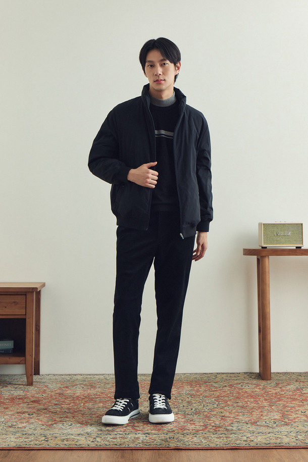 **[라이프 퍼포먼스] 심플 다운 점퍼**

일상과 스포츠 활동 모두에 적합한 [라이프 퍼포먼스] 심플 다운 점퍼는 남성용 겨울 아우터입니다. 블랙 색상의 무지 디자인으로 스포티하면서도 캐주얼한 스타일을 연출하며, 엉덩이 위 기장의 레귤러핏으로 편안하게 착용 가능합니다. 보온성과 신축성을 갖춘 두꺼운 두께의 다운 점퍼로, 스탠칼라와 라글란 소매, 니트 배색 소매단/밑단, B로고 와펜, 머스코비덕 다운 충전재(솜털:깃털=80:20) 등의 특징을 가지고 있습니다. 집업 스타일로 간편하게 여밀 수 있으며, 출근룩과 캠핑룩, 캐주얼, 스포티, 미니멀 스타일을 즐기는 분들께 추천합니다.
