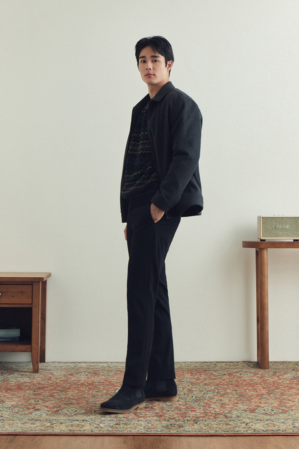 [셀렉션] 컴포트 심플 트러커는 초겨울 일상, 모임, 출근룩에 적합한 고급스러운 스타일의 트러커 재킷입니다. 엉덩이 위 기장의 레귤러핏으로 제작되었으며, 셔츠 칼라와 전면 노출 지퍼로 세련된 디자인을 연출합니다. 부드러운 촉감의 폴리에스테르, 울 혼방 소재에 다이아퀼팅 안감과 바이린 SV 충전재를 사용하여 보온성을 높였습니다. 약간 두꺼운 두께감과 긴 소매 기장으로 편안하게 착용 가능하며, 신축성 있는 소재로 활동성을 더했습니다. 무지 패턴으로 어떤 스타일에도 잘 어울리는 클래식하고 미니멀한 매력을 선사합니다.
