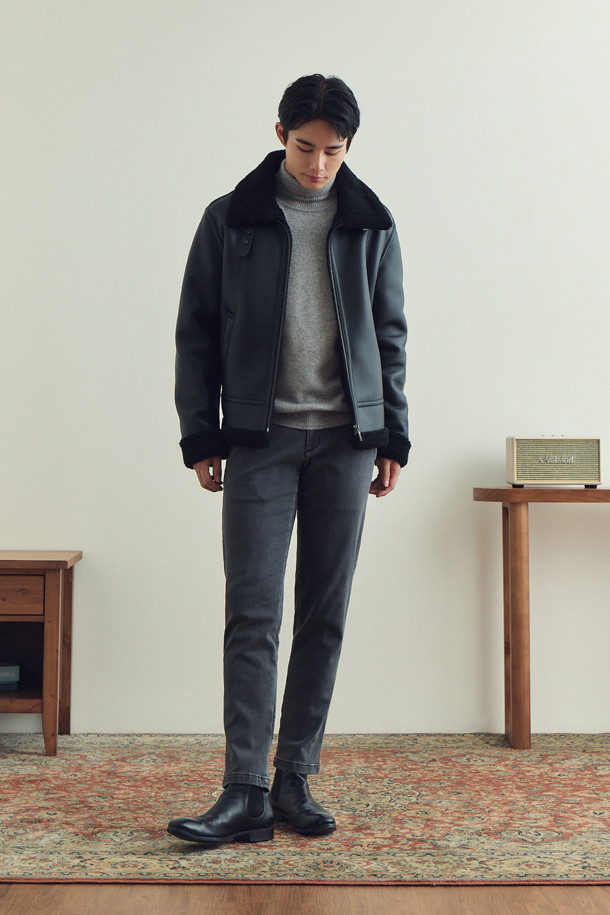 [브리스톨] 마초클래식 무스탕은 부드러운 비건 가죽 소재와 두꺼운 두께감으로 겨울철 따뜻함을 선사하는 남성용 무스탕입니다. 클래식과 캐주얼 스타일을 모두 아우르는 디자인으로, 엉덩이 위 기장의 레귤러핏이 편안한 착용감을 제공합니다. 안감은 폴리 양모로 제작되어 보온성을 높였으며, 집업 스타일로 간편하게 착용할 수 있습니다. 소프트한 엠보 퀄리티와 봉제선 비건 레더 테이핑 처리, 칼라 이면 비조 장식이 디테일을 더하며, 오염에 강하고 가벼운 착용감을 자랑합니다. 겨울 데일리룩, 데이트룩, 모임룩 등 다양한 TPO에 활용 가능한 머스트 해브 아이템입니다.
