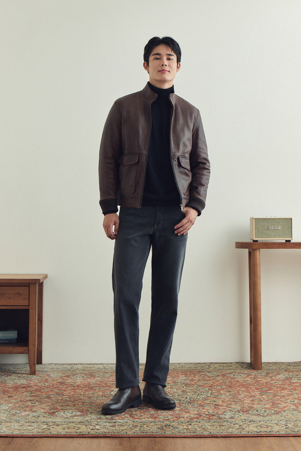 [셀렉션] 세미베지터블 양가죽 점퍼는 초겨울, 클래식, 빈티지, 캐주얼 스타일을 아우르는 남성용 아우터입니다. 부드러운 감촉의 양가죽 소재에 엉덩이 위 기장의 레귤러핏으로 편안한 착용감을 선사합니다. 브라운 컬러의 무지 디자인에 가먼트워싱, 효소 처리, 부분 스티치 디테일, 하단 포켓 장식 등의 특징을 더해 고급스러움을 강조했습니다. 솜 안감과 약간 두꺼운 두께감으로 보온성을 높였으며, 겨울 데일리룩, 데이트룩, 모임룩 등 다양한 TPO에 활용하기 좋습니다. 지퍼 여밈 방식과 긴 소매 기장으로 안정적인 착용감을 제공합니다.
