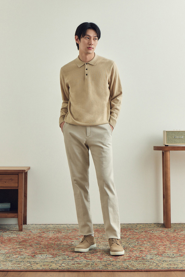 [셀렉션] 캐시미어 블렌디드 폴로넥 스웨터는 부드러운 촉감의 울과 캐시미어 혼방 소재로 제작되어 초겨울부터 겨울까지 따뜻하게 착용하기 좋습니다. 클래식한 무드의 레귤러핏 폴로넥 디자인으로, 3버튼 디테일이 돋보입니다. 베이지 컬러에 무지 패턴으로 어떤 스타일에도 매치하기 용이하며, 옆구리 골 조직 짜임과 밑단 및 소매단 립 처리로 고급스러움을 더했습니다. 약간 두꺼운 두께감과 신축성으로 편안한 착용감을 선사하며, 비침 걱정 없이 겨울 데일리룩, 모임룩, 카페룩 등 다양한 TPO에 활용할 수 있습니다.
