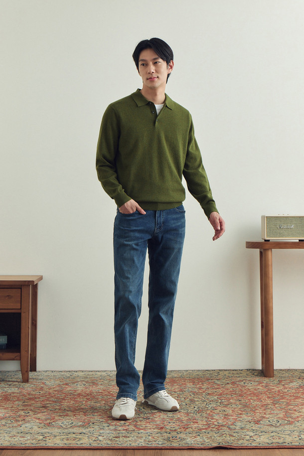 [셀렉션] 캐시미어 블렌디드 폴로넥 스웨터는 부드러운 울과 캐시미어 혼방 소재로 제작되어 초겨울부터 겨울까지 따뜻하게 착용할 수 있습니다. 클래식한 무드의 무지 디자인에 3버튼 폴로넥, 긴소매, 레귤러핏으로 제작되어 데이트룩, 오피스룩, 겨울 데일리룩 등 다양한 TPO에 활용하기 좋습니다. 플레인 조직과 옆구리 골 조직 짜임, 밑단 및 소매단의 립 처리로 고급스러움을 더했으며, 신축성이 좋아 편안한 착용감을 선사합니다. 그린 컬러의 부드러운 촉감이 특징인 이 스웨터는 미니멀, 캐주얼 스타일을 즐겨 입는 분들께 추천합니다.
