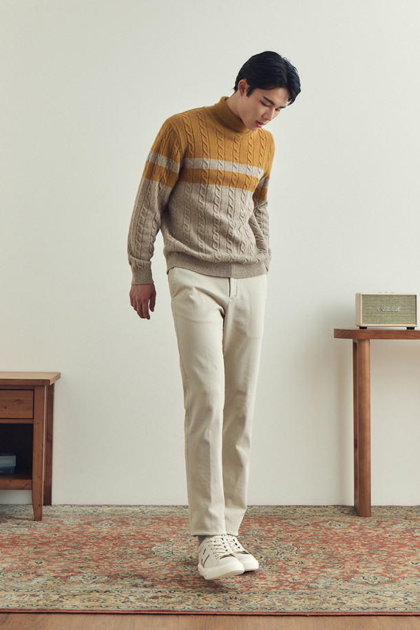 [셀렉션] 라쿤 혼방 블록 롱터틀넥 스웨터는 울, 라쿤, 캐시미어의 고급스러운 혼방 소재로 제작되어 부드러운 촉감과 뛰어난 보온성을 자랑합니다. 클래식한 무드의 롱 기장 터틀넥 디자인에 블록 케이블 패턴을 더하여 세련된 분위기를 연출하며, 겨울철 데일리룩, 데이트룩, 모임룩 등 다양한 TPO에 활용하기 좋습니다. 레귤러핏으로 제작되었으며, 세미 오버핏, 밑단 및 소매단 립 처리, 신축성 좋은 소재, 비침 없는 디자인으로 편안한 착용감을 선사합니다. 머스타드와 베이지 두 가지 컬러로 출시되어, 미니멀, 캐주얼 등 폭넓은 스타일을 소화할 수 있습니다.
