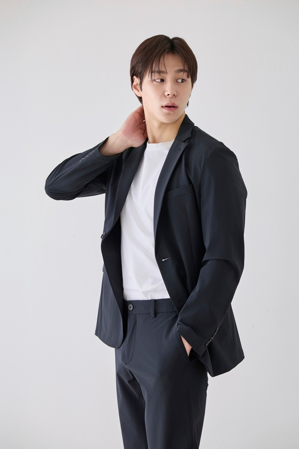 [아주편한] 온라인 익스클루시브 워셔블 아편 수트 재킷은 남성 고객을 위한 모던하고 미니멀한 스타일의 수트 재킷입니다. 블랙 컬러, 레귤러 기장의 싱글 버튼 디자인으로, 일상과 비즈니스 모두 활용 가능합니다. 뛰어난 스트레치성과 구김 방지 기능, 생활 방수 기능을 갖춘 트리코트 소재로 제작되어 여름에도 시원하고 편안하게 착용할 수 있습니다. 어깨 패드가 없고, 트리코트 메쉬 안감을 사용하여 통기성을 높였으며, 슬림핏과 릴랙스핏 두 가지 핏으로 출시되어 폭넓은 선택지를 제공합니다. 오피스룩, 비즈니스 캐주얼, 회의룩 등 다양한 TPO에 맞춰 시크하게 연출해보세요.
