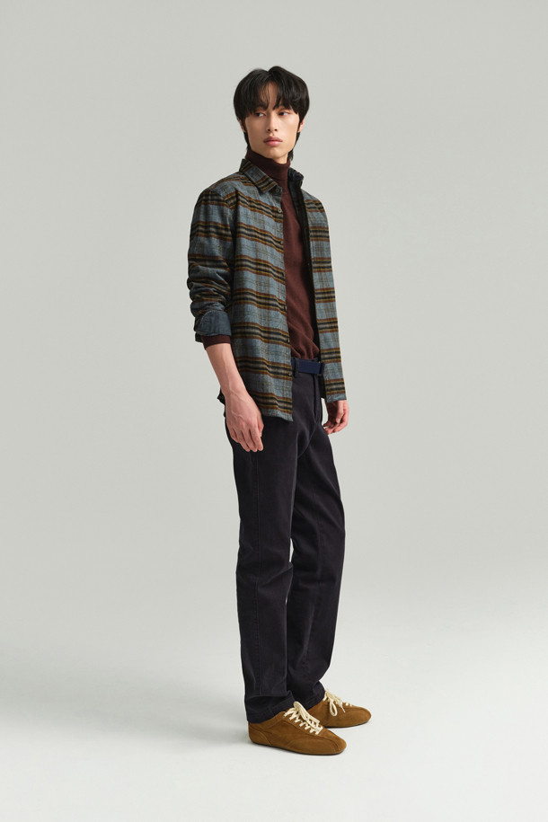 [에센셜스] 컴포치노 기모 팬츠는 부드러운 촉감과 뛰어난 신축성을 자랑하는 겨울용 기모 팬츠입니다. 면, 스판덱스, 기모 소재 혼방으로 제작되어 편안한 착용감과 활동성을 제공하며, 스탠다드핏으로 어떤 스타일에도 잘 어울립니다. 허리 부분에는 사이드 히든 밴딩 처리가 되어 있어 더욱 편안하게 착용할 수 있습니다. 베이직한 디자인에 무지 패턴, 6가지 다채로운 컬러 구성으로 겨울 데일리룩, 동네 마실룩, 여행룩 등 다양한 TPO에 활용 가능합니다. 뒷주머니 하단에는 포인트 라벨이 디자인되어 있습니다.
