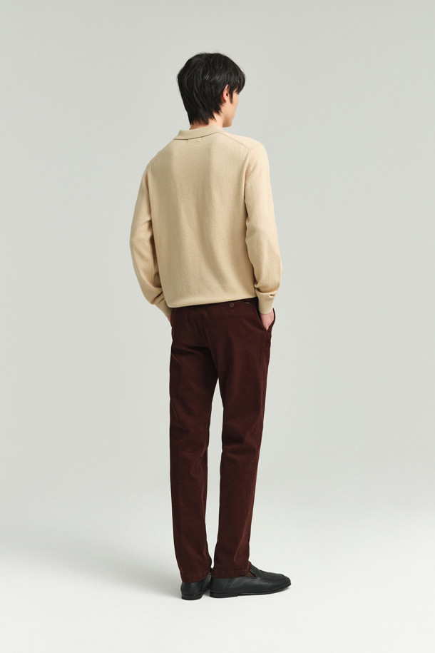 따뜻함과 스타일을 동시에 잡은 [에센셜스] 컴포치노 기모 팬츠입니다. 부드러운 촉감의 면, 스판덱스 혼방 소재에 기모 안감을 더해 한겨울에도 포근하게 착용할 수 있습니다. 허벅지부터 밑단까지 자연스럽게 좁아지는 스탠다드핏으로, 베이직한 무드의 미니멀, 클래식, 캐주얼 스타일을 연출하기 좋습니다. 사이드 히든 밴딩으로 편안함을 더하고, 뒷주머니 하단 포인트 라벨로 은은한 포인트를 주었습니다. 브라운 컬러의 무지 디자인으로 겨울 데일리룩, 집콕룩, 산책룩에 다양하게 활용해 보세요.
