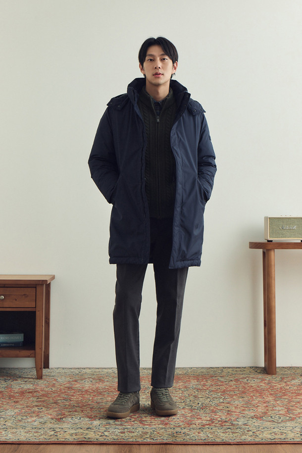 마이크로 프린트 기모 팬츠는 부드러운 촉감과 따뜻함을 선사하는 겨울용 치노 팬츠입니다. 일상과 출근룩, 모임룩 등 다양한 TPO에 활용 가능하며, 베이직, 캐주얼, 미니멀 스타일을 모두 소화합니다. 면과 스판덱스 혼방 소재로 제작되어 편안한 착용감을 제공하며, 신축성이 있어 활동성 또한 보장합니다. 스탠다드핏과 테이퍼드 핏으로 출시되어 체형에 맞는 핏을 선택할 수 있으며, 기모 안감으로 보온성을 높였습니다. 밴딩 처리로 편안함까지 더했습니다.
