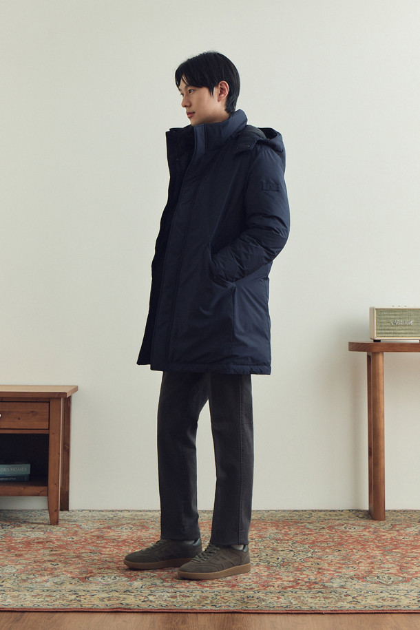 네이비 컬러의 남성용 '후드 탈착 다운 사파리' 점퍼입니다. 캐주얼 및 베이직 스타일로 일상생활에서 활용하기 좋으며, 출근룩, 여행룩에 모두 잘 어울립니다. 허벅지 기장으로 보온성을 높였으며, 지퍼와 스냅으로 여밈 방식을 갖추었습니다. 후드 탈부착이 가능하며, 허리 스트링 내장으로 핏 조절이 용이합니다. 머스코비덕 다운 충전재(솜털:깃털=80:20)와 발수 처리, 방수, 보온 기능을 갖춰 겨울철에도 따뜻하고 쾌적하게 착용할 수 있습니다.
