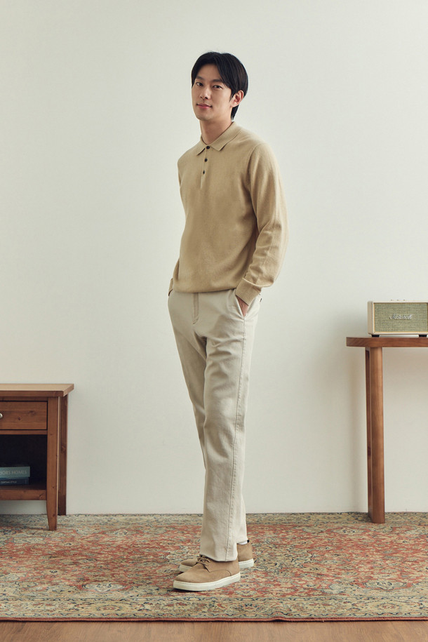 [셀렉션] 캐시미어 블렌디드 폴로넥 스웨터는 부드러운 촉감의 울과 캐시미어 혼방 소재로 제작되어 초겨울부터 겨울까지 따뜻하게 착용하기 좋습니다. 클래식한 무드의 레귤러핏 폴로넥 디자인으로, 3버튼 디테일이 돋보입니다. 베이지 컬러에 무지 패턴으로 어떤 스타일에도 매치하기 용이하며, 옆구리 골 조직 짜임과 밑단 및 소매단 립 처리로 고급스러움을 더했습니다. 약간 두꺼운 두께감과 신축성으로 편안한 착용감을 선사하며, 비침 걱정 없이 겨울 데일리룩, 모임룩, 카페룩 등 다양한 TPO에 활용할 수 있습니다.
