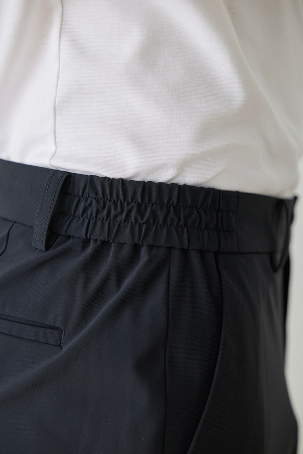 [아주편한] 온라인 익스클루시브 워셔블 아편 SUIT(수트) 슬랙스는 남성용 슬랙스로, 여름철 오피스룩과 비즈니스 캐주얼에 적합합니다. 미니멀하고 베이직한 스타일로, 릴랙스 핏과 긴 기장으로 편안한 착용감을 제공합니다. 블랙 컬러의 무지 디자인에 트리코트 소재를 사용하여 구김이 적고, 생활 방수 및 스트레치 기능으로 활동성을 높였습니다. 사이드 히든 밴딩으로 편안함을 더하고, 메쉬 안감, 속단추 디테일, 휴대성 및 통기성을 갖춘 실용적인 슬랙스입니다.
