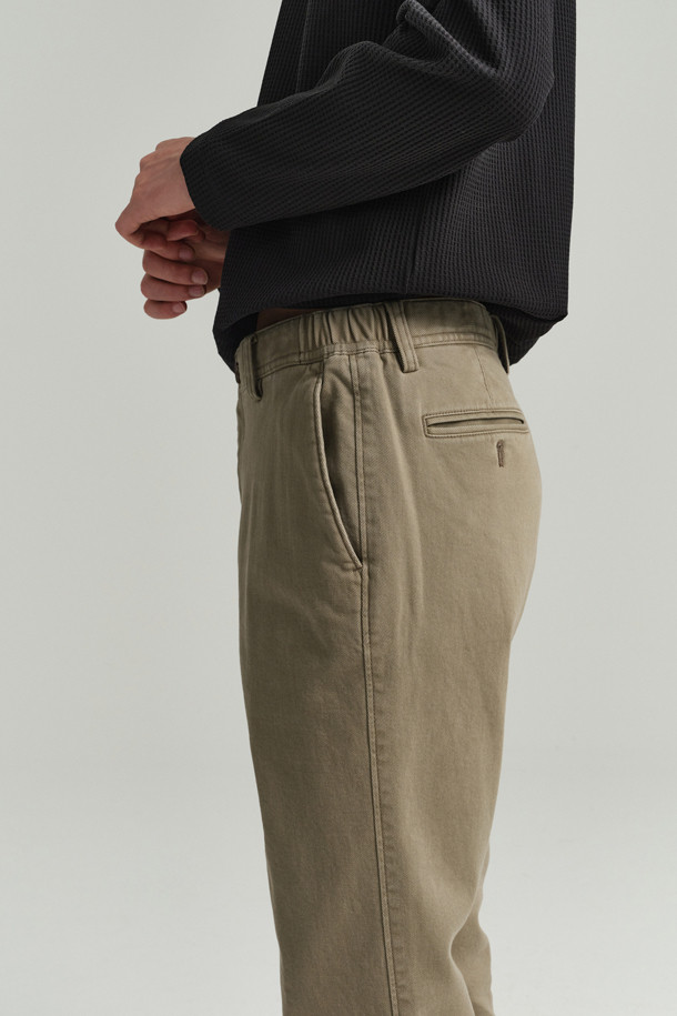 [에센셜스] 컴포치노 기모 팬츠는 추운 겨울에도 따뜻하고 편안하게 착용할 수 있는 기모 팬츠입니다. 부드러운 면, 스판 혼방 소재로 제작되어 뛰어난 착용감을 선사하며, 스탠다드핏으로 어떤 스타일에도 잘 어울립니다. 안감 기모 처리로 보온성을 높였으며, 무지 디자인에 6가지 다양한 컬러 구성으로 폭넓은 선택이 가능합니다. 사이드 히든 밴딩으로 편안함을 더했으며, 뒷주머니 포인트 라벨이 돋보입니다. 일상 및 가벼운 외출 시, 미니멀, 캐주얼, 클래식 등 다양한 스타일로 연출하기 좋습니다.
