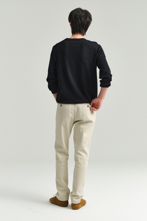 [에센셜스] 컴포치노 기모 팬츠는 추운 겨울, 따뜻하고 편안한 일상과 나들이를 위한 베이직 스타일의 기모 팬츠입니다. 면과 스판덱스 혼방 소재로 부드러운 촉감과 신축성을 제공하며, 허벅지부터 밑단까지 자연스럽게 좁아지는 스탠다드핏으로 제작되었습니다. 두꺼운 두께와 기모 안감으로 보온성을 높였으며, 사이드 히든 밴딩으로 편안한 착용감을 선사합니다. 뒷주머니 하단에 포인트 라벨을 부착하여 미니멀하고 클래식한 디자인을 완성했습니다. 캐주얼, 미니멀, 클래식 스타일을 즐겨 입는 분들께 추천합니다.
