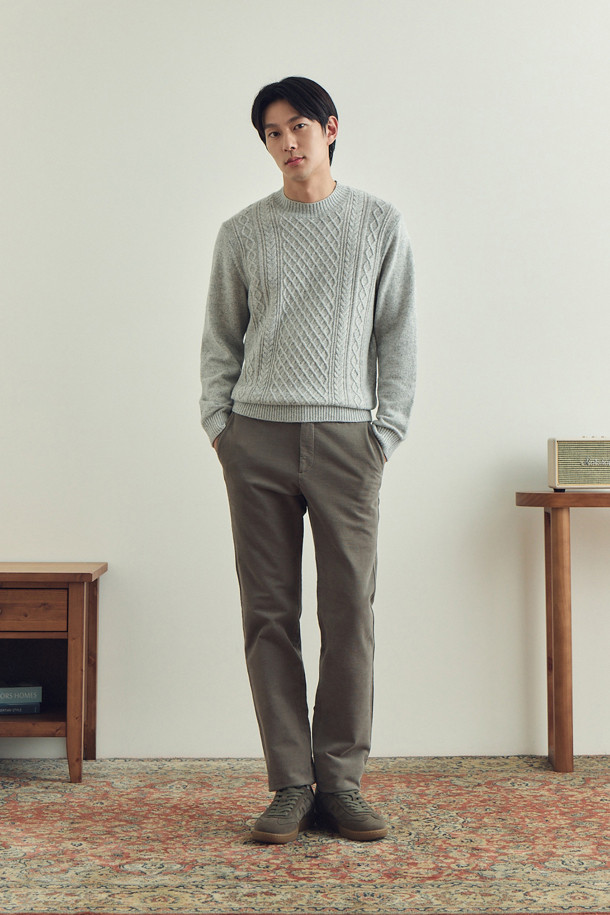 변형 몰스킨 솔리드 기모 팬츠는 부드러운 촉감과 따뜻함을 동시에 느낄 수 있는 겨울철 필수 아이템입니다. 면과 스판덱스 혼방 소재로 제작되어 편안한 착용감을 제공하며, 스탠다드핏으로 어떤 스타일에도 잘 어울립니다. 안감 기모 처리로 보온성을 높였으며, 사이드 히든 밴딩으로 편안함과 활동성을 더했습니다. 무지 디자인에 뒷주머니 가죽 라벨 장식으로 포인트를 주어 캐주얼, 클래식, 미니멀 등 다양한 스타일 연출에 활용 가능합니다. 출근룩과 모임룩으로 모두 적합한 실용적인 팬츠입니다.
