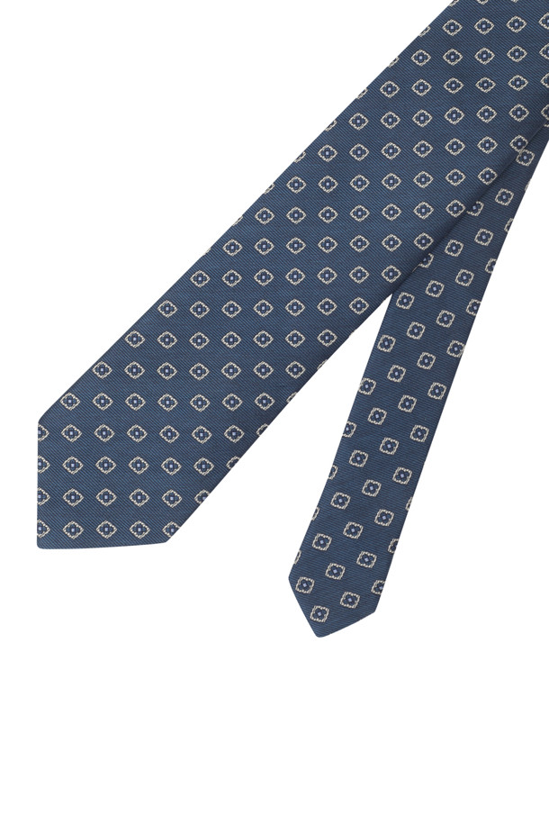 네이비 컬러의 올오버 빅패턴 타이입니다. 실크 소재로 제작되어 부드러운 착용감을 선사하며, 클래식한 스타일을 연출합니다. 기하학 패턴과 뒷면 로고 자수 루프 디테일이 특징이며, 정장 및 수트에 잘 어울립니다. 오피스룩, 비즈니스 캐주얼, 출근룩에 활용하여 미니멀하면서도 세련된 스타일을 완성해 보세요.
