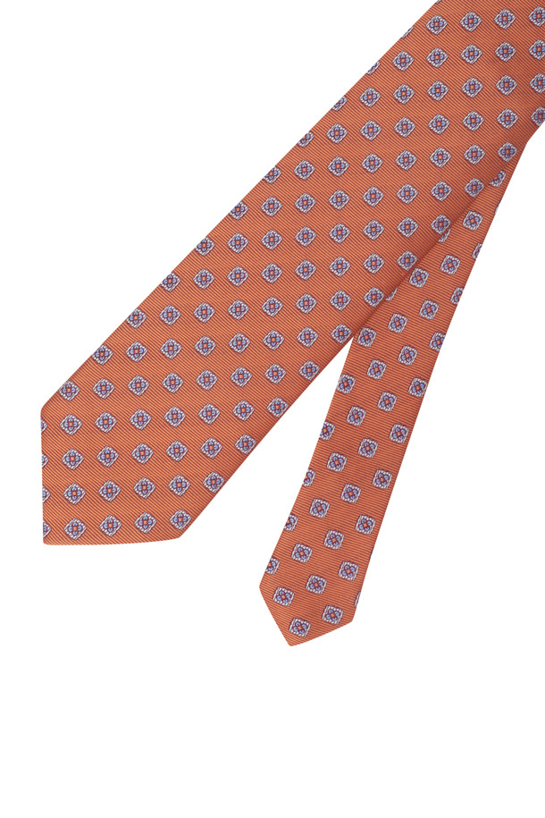 올오버 빅패턴 타이는 부드러운 실크 소재로 제작되어 고급스러운 착용감을 선사합니다. 클래식한 무드의 오렌지 컬러 타이로, 정장 스타일에 포인트를 더하기 좋습니다. 전체적으로 도트 패턴이 적용된 올오버 디자인이며, 뒷면에는 로고 자수 루프 디테일이 돋보입니다. 오피스룩, 비즈니스 캐주얼, 모임룩 등 다양한 TPO에 활용 가능하며, 미니멀하고 세련된 스타일을 연출하기에 적합합니다. 남성분들의 클래식한 스타일을 완성하는 필수 아이템입니다.
