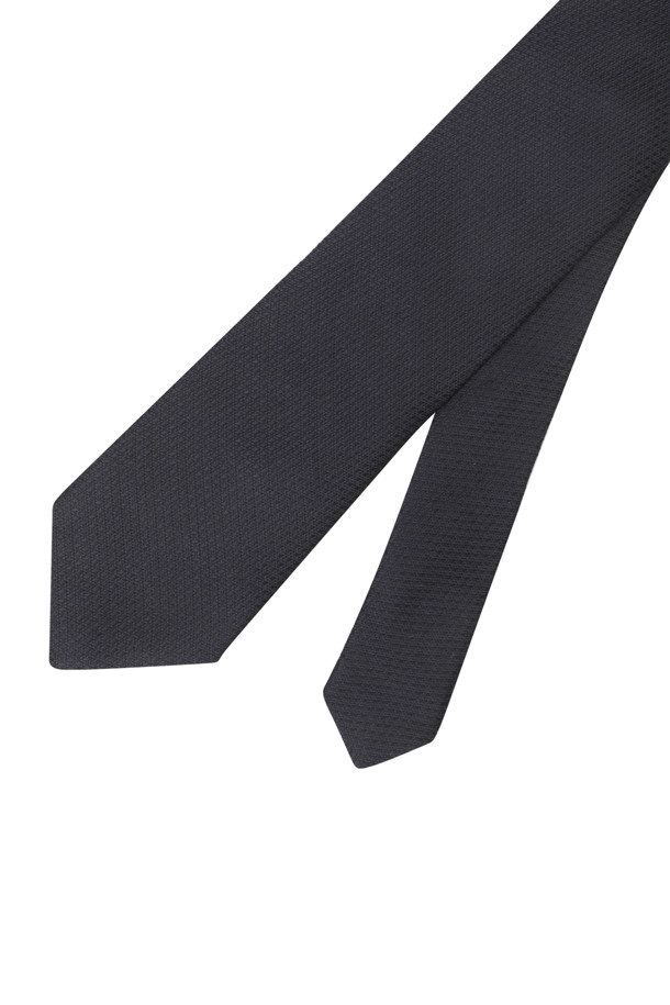 세련된 남성 스타일을 완성하는 솔리드 다크네이비 타이입니다. 100% 실크 소재로 제작되어 부드러운 촉감과 은은한 광택을 자랑합니다. 정장, 비즈니스 캐주얼, 모임룩 등 다양한 TPO에 활용 가능하며, 클래식, 미니멀, 시크 스타일을 연출하기에 좋습니다. 다크네이비 컬러의 무지 디자인은 어떤 셔츠와도 잘 어울립니다. 뒷면에는 로고 자수 루프 디테일이 더해져 고급스러움을 더했습니다.
