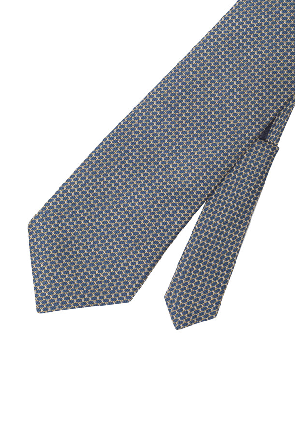 세련된 남성용 지퍼 올오버 패턴 넥타이입니다. 깔끔한 스타일과 그레이 컬러가 어우러져 오피스룩, 비즈니스 캐주얼, 회의룩 등 다양한 TPO에 활용하기 좋습니다. 폴리 혼방 소재로 제작되어 가볍고 편안한 착용감을 선사하며, 과하지 않은 올오버 패턴 디자인이 특징입니다. 자동 지퍼 여밈 방식으로 간편하게 착용할 수 있으며, 넥타이 이면에는 로고 자수 루프 장식이 더해져 고급스러움을 더했습니다. 클래식, 미니멀, 시크 스타일을 선호하는 남성분들께 추천합니다.
