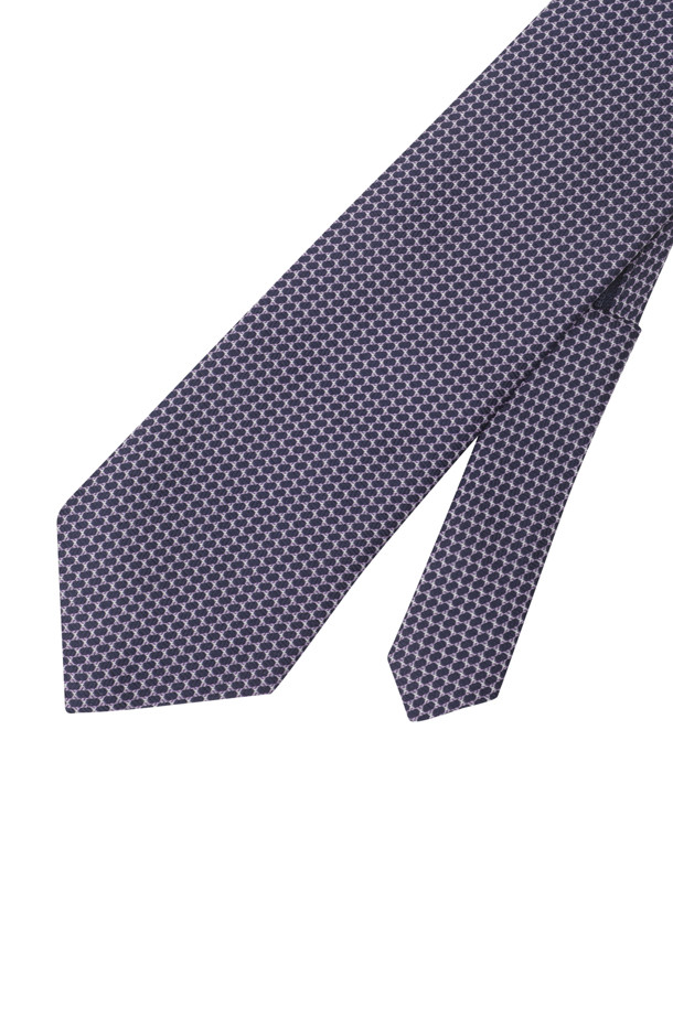 세련된 퍼플 컬러의 [지퍼] 올오버 패턴 타이입니다. 부드럽고 가벼운 터치감으로 편안한 착용감을 선사하며, 자동 지퍼 여밈 방식으로 간편하게 착용할 수 있습니다. 넥타이 전체에 올오버 패턴이 섬세하게 디자인되어 있으며, 로고 자수 디테일이 돋보입니다. 클래식하면서도 미니멀한 디자인으로, 오피스룩, 비즈니스 캐주얼, 회의룩 등 다양한 TPO에 활용하기 좋습니다. 남성 고객을 위한 품격 있는 넥타이입니다.
