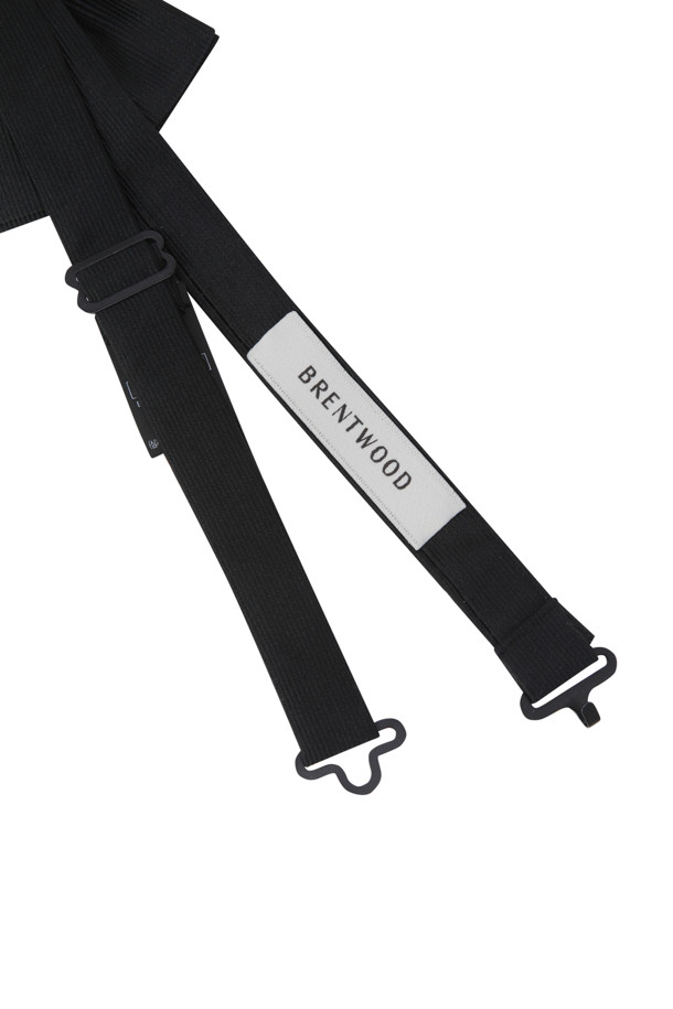 세련된 스타일을 완성하는 솔리드 보타이입니다. 군더더기 없이 깔끔한 블랙 컬러의 무지 디자인으로, 오피스룩, 비즈니스 캐주얼, 모임룩 등 다양한 TPO에 잘 어울립니다. 부드러운 촉감의 폴리에스테르 소재로 제작되어 편안한 착용감을 선사하며, 후크형 여밈 방식으로 간편하게 탈착용이 가능합니다. 클래식하고 미니멀한 스타일을 연출하여 당신의 품격을 높여보세요. 사이즈 조절 기능으로 체형에 맞게 완벽한 핏을 제공합니다.
