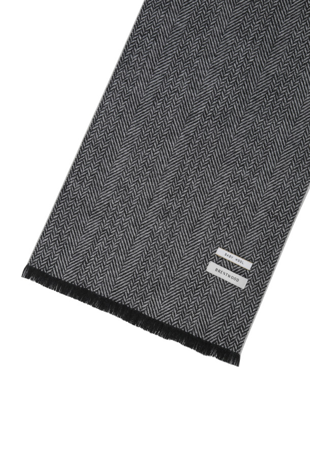 부드러운 베이비울 소재로 제작된 우븐 방모 머플러(블랙 헤링본)입니다. 클래식하고 미니멀한 스타일로, 겨울철 출근룩에 고급스러움을 더합니다. 헤링본 패턴과 테두리 잔수술 디테일이 세련된 디자인을 돋보이게 합니다. 두꺼운 두께감으로 뛰어난 보온성을 제공하며, 일상에서 따뜻하고 포근하게 착용할 수 있습니다. 블랙 컬러로 어떤 옷에도 쉽게 매치하여 스타일리시하게 연출할 수 있습니다.
