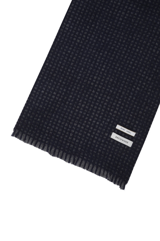 네이비와 그레이 컬러 양면으로 활용 가능한 우븐 방모 머플러입니다. 베이비울 소재로 제작되어 겨울철 포근한 착용감을 선사하며, 클래식한 체크 패턴이 돋보입니다. 일상 및 출근룩에 모두 잘 어울리는 미니멀하고 세련된 스타일을 연출할 수 있습니다. 잔수술 디테일이 포인트로, 보온성을 높여주는 실용적인 아이템입니다. 리버서블 디자인으로 다양한 스타일을 연출할 수 있습니다.
