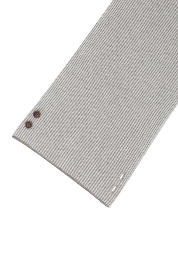 부드러운 울과 캐시미어 혼방 소재로 제작된 헤링본 패턴의 머플러입니다. 포근한 두께감으로 뛰어난 보온성을 제공하며, 겨울철 추위를 효과적으로 막아줍니다. 차분한 그레이 컬러는 어떤 스타일에도 잘 어울리며, 캐주얼, 클래식, 미니멀 룩에 모두 활용 가능합니다. 한쪽 끝단에는 버튼 디테일이 더해져 포인트를 주었으며, 심플한 테두리 마감으로 깔끔함을 더했습니다. 출근룩에 아우터 안에 코디하여 따뜻하면서도 세련된 스타일을 연출해보세요.
