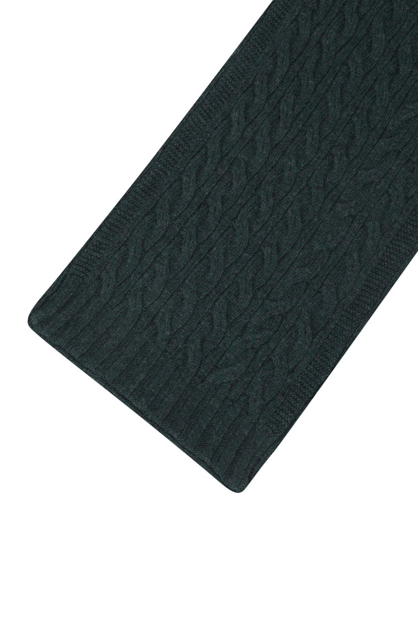 부드러운 울과 캐시미어 혼방 소재로 제작된 블랙 컬러의 케이블 니트 머플러입니다. 겨울철 추위를 효과적으로 막아주는 두꺼운 두께감과 뛰어난 보온성을 자랑하며, 일상 및 출근룩에 모두 잘 어울립니다. 클래식하고 캐주얼한 스타일을 연출하기 좋으며, 미니멀한 디자인으로 어떤 옷에도 쉽게 매치할 수 있습니다. 부드러운 촉감과 테두리 마감 처리로 고급스러움을 더했습니다.
