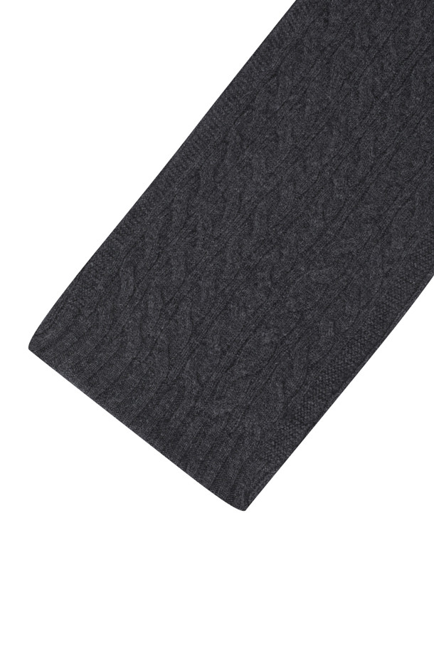 부드러운 울과 캐시미어 혼방 소재로 제작된 케이블 니트 머플러입니다. 포근하고 따뜻한 두께감으로 겨울철 보온성을 높여주며, 심플한 테두리 마감으로 깔끔한 디자인을 완성했습니다. 차분하고 세련된 그레이 컬러가 어떤 스타일에도 잘 어울리며, 캐주얼, 클래식, 미니멀 룩에 모두 활용 가능합니다. 출근룩과 모임룩 등 다양한 TPO에 매치하여 포근하고 스타일리시한 겨울 스타일을 연출해보세요.
