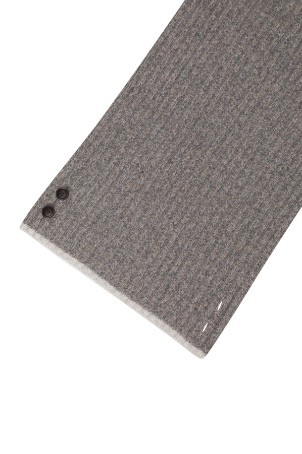 울 100% 멜란지 니트 머플러는 부드러운 촉감과 따뜻함을 선사하는 겨울철 필수 아이템입니다. 멜란지 그레이 컬러에 웨일 패턴으로 은은한 멋을 더했으며, 클래식하고 미니멀한 스타일을 연출하기 좋습니다. 고급스러운 트위드사 사용과 한쪽 사이드의 2버튼 디테일이 포인트이며, 배색 테두리 처리로 디자인 완성도를 높였습니다. 겨울 데일리룩에 포근함을 더하며 스타일리시함을 놓치지 않는 머플러를 만나보세요.
