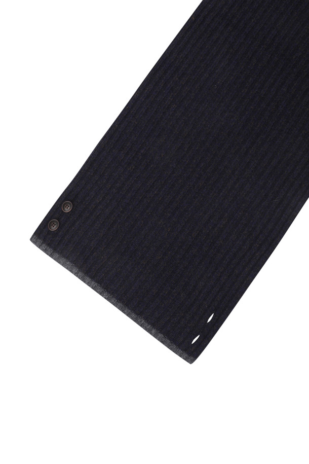 겨울철 데일리룩에 클래식한 포인트를 더해줄 울 100% 멜란지 니트 머플러입니다. 부드러운 촉감의 웨일 조직 니트 짜임과 고급스러운 울 트위드사를 사용하여 따뜻함과 스타일을 동시에 잡았습니다. 한쪽 사이드에 2개의 버튼 디테일이 돋보이며, 테두리 배색 처리로 포인트를 더했습니다. 미니멀한 디자인으로 어떤 겨울 코디에도 잘 어울려 실용적인 아이템입니다. 보온성을 높여 추운 날씨에도 든든하게 착용할 수 있습니다.
