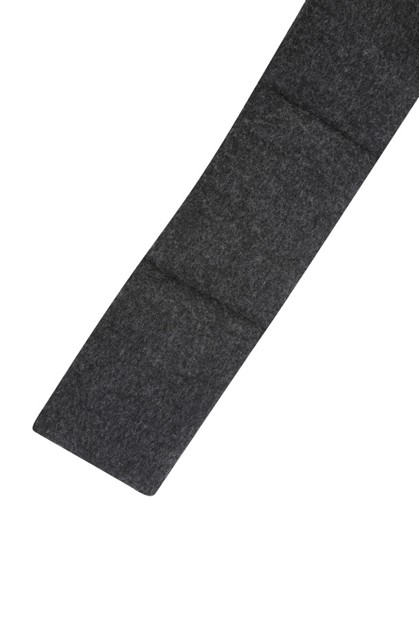 겨울철 보온성을 책임지는 퀼팅 (Quilting) 패딩 머플러입니다. 넉넉한 두께감과 웰론 충전재를 사용하여 추운 날씨에도 따뜻하게 착용할 수 있습니다. 블랙 컬러의 베이직한 디자인으로 어떤 스타일에도 쉽게 매치할 수 있으며, 퀼팅 디테일이 은은한 포인트를 더합니다. 가볍고 부드러운 폴리에스테르 소재로 제작되어 편안한 착용감을 선사하며, 겨울 데일리룩, 산책룩, 여행룩 등 다양한 TPO에 활용하기 좋습니다. 미니멀, 캐주얼, 클래식 스타일을 즐겨 입는 분들께 추천합니다.
