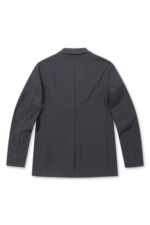 **[아주편한] 온라인 익스클루시브 워셔블 아편 수트 재킷**은 여름 시즌 남성들을 위한 모던하고 미니멀한 스타일의 수트 재킷입니다. 그레이 컬러의 무지 디자인으로, 일상과 비즈니스 모두 활용 가능하며, 슬림핏 또는 릴랙스핏으로 편안하게 착용할 수 있습니다. 트리코트 소재를 사용하여 부드러운 촉감을 제공하며, 생활 방수, 신축성, 통기성, 경량 기능으로 쾌적함을 더했습니다. 싱글 버튼 여밈 방식, 긴 소매 기장, 어깨 패드 제거, 센터벤트, 구김 방지, 내추럴한 내부 사양으로 디자인되었습니다. 오피스룩, 비즈니스 캐주얼, 회의룩 등 다양한 TPO에 맞춰 미니멀, 클래식, 시크한 스타일을 연출해 보세요.
