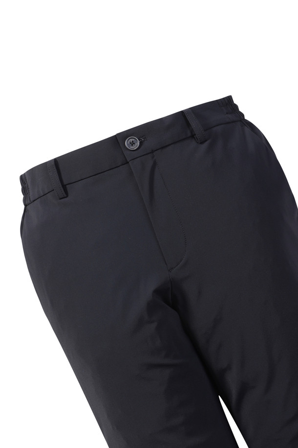 [아주편한] 온라인 익스클루시브 워셔블 아편 SUIT(수트) 슬랙스는 남성용 슬랙스로, 여름철 오피스룩과 비즈니스 캐주얼에 적합합니다. 미니멀하고 베이직한 스타일로, 릴랙스 핏과 긴 기장으로 편안한 착용감을 제공합니다. 블랙 컬러의 무지 디자인에 트리코트 소재를 사용하여 구김이 적고, 생활 방수 및 스트레치 기능으로 활동성을 높였습니다. 사이드 히든 밴딩으로 편안함을 더하고, 메쉬 안감, 속단추 디테일, 휴대성 및 통기성을 갖춘 실용적인 슬랙스입니다.
