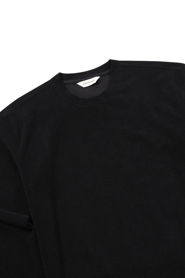 [페트리코] 웨일 조직 스웻셔츠는 초겨울부터 겨울까지 따뜻하게 입을 수 있는 베이직 스타일의 스웻셔츠입니다. 부드러운 촉감의 웨일 조직 소재에 레귤러핏으로 제작되어 편안한 착용감을 선사합니다. 블랙 컬러의 무지 디자인으로 어떤 스타일에도 잘 어울리며, 넥 안쪽 스트라이프 테이프 디테일과 밑단 및 소매단의 더블 공정 마감으로 완성도를 높였습니다. 좌측 하단 로고 포인트 라벨이 은은한 포인트를 더하며, 신축성이 좋아 활동성이 뛰어나고 비침 걱정 없이 착용 가능합니다. 겨울 데일리룩, 집콕룩, 산책룩 등 다양한 TPO에 미니멀, 캐주얼, 클래식 스타일로 활용하기 좋습니다.
