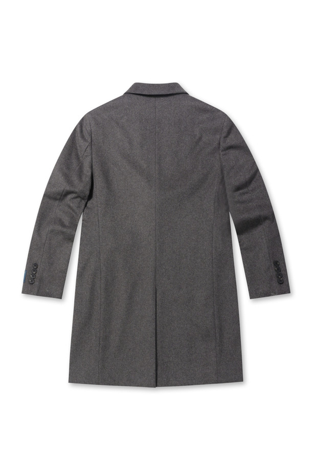 울/캐시미어 블렌디드 싱글 코트는 겨울철 일상, 오피스룩, 모임룩에 모두 잘 어울리는 클래식하고 캐주얼한 스타일의 아우터입니다. 부드러운 촉감의 울과 캐시미어 혼방 소재로 제작되어 두꺼우면서도 가볍고 따뜻한 착용감을 선사합니다. 체스터 코트 디자인에 싱글 버튼 여밈, 레귤러 핏으로 제작되어 깔끔하고 세련된 실루엣을 연출합니다. 퀼팅 안감과 사선 포켓 디테일이 더해져 보온성을 높였으며, 미니멀한 디자인으로 다양한 스타일링에 활용하기 좋습니다. 긴 소매 기장으로 겨울철에도 따뜻하게 몸을 감싸줍니다.
