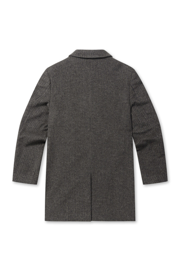 울과 캐시미어 블렌디드 소재로 제작되어 부드러운 촉감과 보온성을 자랑하는 하프 코트입니다. 겨울철 일상, 출근룩, 모임룩에 모두 잘 어울리는 아이템으로, 클래식, 캐주얼, 미니멀 스타일을 연출할 수 있습니다. 베이지, 블랙, 그레이 3가지 컬러로 출시되었으며, 하운드투스, 솔리드, 마이크로 패턴으로 다양한 분위기를 연출할 수 있습니다. 레귤러 핏에 긴 소매 기장으로, 사선 포켓 디자인과 등판 상단 퀼팅 안감, 안감+솜퀼팅 디테일이 돋보입니다. 두꺼운 두께감으로 한겨울 추위에도 따뜻하게 착용할 수 있습니다.
