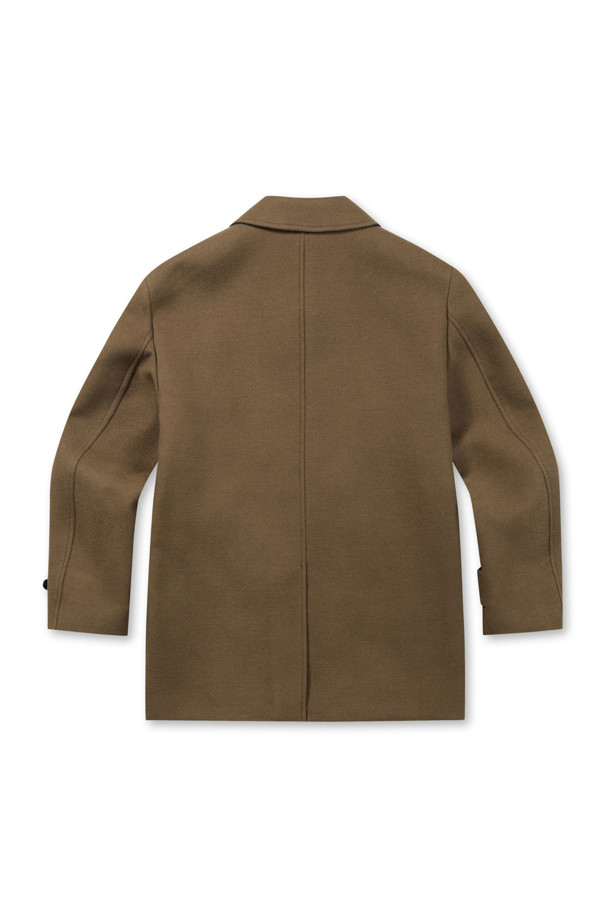 세련된 트윌 조직 하프 코트입니다. 남성용으로, 베이지와 브라운 두 가지 컬러로 만나보실 수 있습니다. 겨울철 보온성을 책임지는 두꺼운 울 소재에 퀼팅 안감으로 마감하여 따뜻함을 더했습니다. 세미 오버 핏으로 제작되어 편안하면서도 모던한 스타일을 연출하며, 코듀로이 배색, 지그재그 장식 스티치, 사선 포켓 등 섬세한 디테일이 돋보입니다. 겨울 데일리룩, 데이트룩, 모임룩 등 다양한 TPO에 활용하기 좋으며, 캐주얼, 클래식, 미니멀 스타일을 즐겨 입는 분들께 추천합니다.
