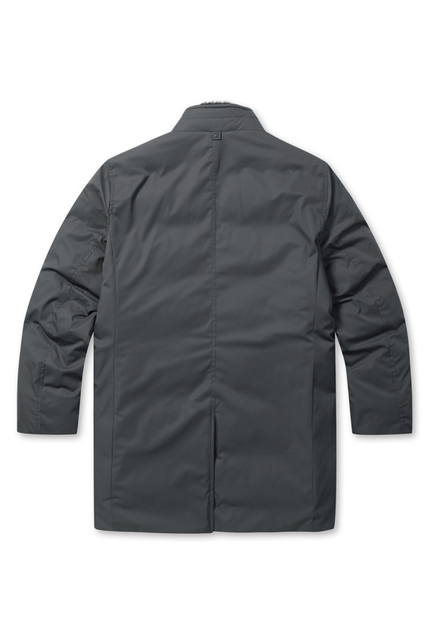 [셀렉션] 칼라 FUR (퍼) 비즈 다운 코트는 겨울철 비즈니스룩과 비즈니스 캐주얼에 적합한 고급스러운 스타일의 다운 코트입니다. 허벅지 기장의 레귤러핏으로, 무지 디자인에 지퍼와 히든스냅 여밈 방식을 적용하여 깔끔한 실루엣을 연출합니다. 칼라에는 탈부착 가능한 머스크랫 퍼가 있어 보온성을 높였으며, 머스코비덕 다운 충전재(솜털:깃털=80:20)를 사용하여 뛰어난 보온성을 제공합니다. 라미네이팅 공법 가공, 컬러 파이핑, 속주머니 지퍼 등의 디테일이 돋보이며, 폴리에스터 소재로 제작되어 두꺼운 두께감을 자랑합니다. 긴 소매 기장으로 클래식하고 미니멀한 디자인을 완성했습니다.
