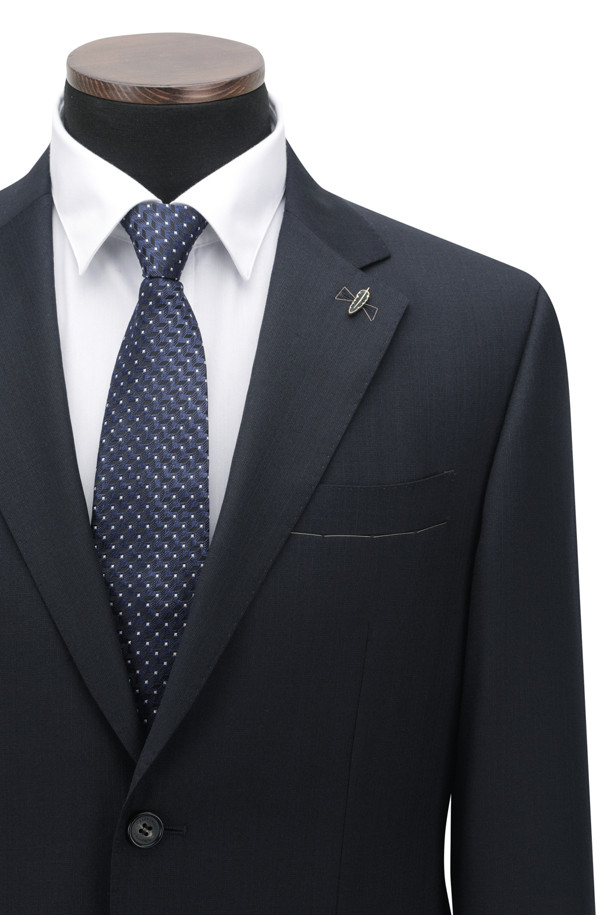 [셀렉션] 170수 울 100 클래식 슈트 재킷은 남성을 위한 포멀 및 예복 스타일의 슈트 재킷입니다. 가을에 적합하며, 마이크로 패턴의 네이비와 블루 컬러로 클래식하고 미니멀한 스타일을 연출합니다. 170수 울 100% 원단으로 제작되어 얇고 부드러운 착용감을 선사하며, AMF 스티치 디테일과 골드 깃털 부토니에 라펠 장식으로 고급스러움을 더했습니다. 싱글 버튼 여밈 방식의 레귤러핏 디자인에 양 사이드 벤트, PB 안감, 땀받이 디테일, 전체 안감 처리로 편안함과 활동성을 높였습니다. 오피스룩, 면접룩, 상견례룩 등 격식 있는 자리에 적합하며, 당신의 품격을 높여줄 아이템입니다.
