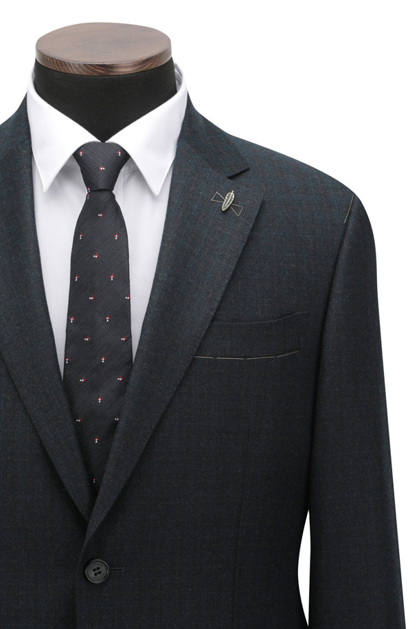 [셀렉션] REDA 울 100 클래식 슈트 재킷은 포멀 및 비즈니스룩에 적합한 남성용 슈트 재킷입니다. 다크 그린 컬러에 클래식한 체크 패턴이 돋보이며, 초겨울까지 착용하기 좋은 보통 두께감의 울 100% 소재로 제작되었습니다. 레귤러핏 싱글버튼 디자인으로, AMF 스티치, 골드 깃털 부토니에 라펠 장식, 등판 양사이드 벤트, PB 안감, 땀받이 디테일 등의 섬세한 디테일이 돋보입니다. 오피스룩, 비즈니스 캐주얼, 출근룩 등 다양한 TPO에 활용 가능하며, 미니멀하면서도 클래식한 스타일을 연출할 수 있습니다.
