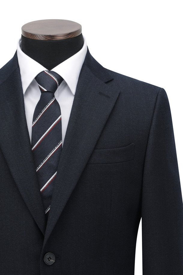 남성용 울 블렌디드 클래식 슈트 재킷입니다. 일상과 포멀한 자리 모두에 어울리는 레귤러 핏의 싱글 버튼 슈트 자켓으로, 초겨울에 적합합니다. 혼방 컬러에 무지 패턴으로 클래식하고 미니멀한 스타일을 연출합니다. 울 소재 특유의 고급스러운 질감과 내추럴 스트레치, 등판 밑단의 양 사이드 벤트, 전체 안감 디테일이 편안함과 활동성을 더합니다. 오피스룩, 비즈니스 캐주얼, 출근룩 등 다양한 TPO에 활용하기 좋습니다.
